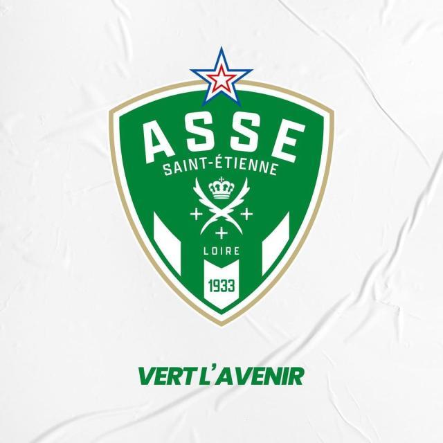 足球俱乐部重新设计会徽成时尚 瞧这小伙改得咋样